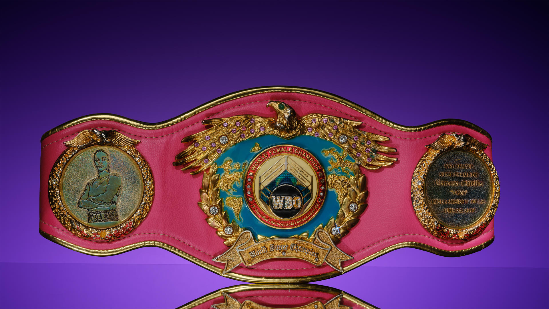 Fotografía cedida por el Museo Americano de Historia Natural que muestra el cinturón de campeona de peso medio de la Organización Mundial de Boxeo (OMB) ganado en 2019 por T-Rex, apodo de la boxeadora Claressa Shields, y que forma parte de la exposición 'For the win' ('Por la victoria') en Nueva York (Estados Unidos). EFE/ Daniel Kim/ Museo Americano de Historia Natural