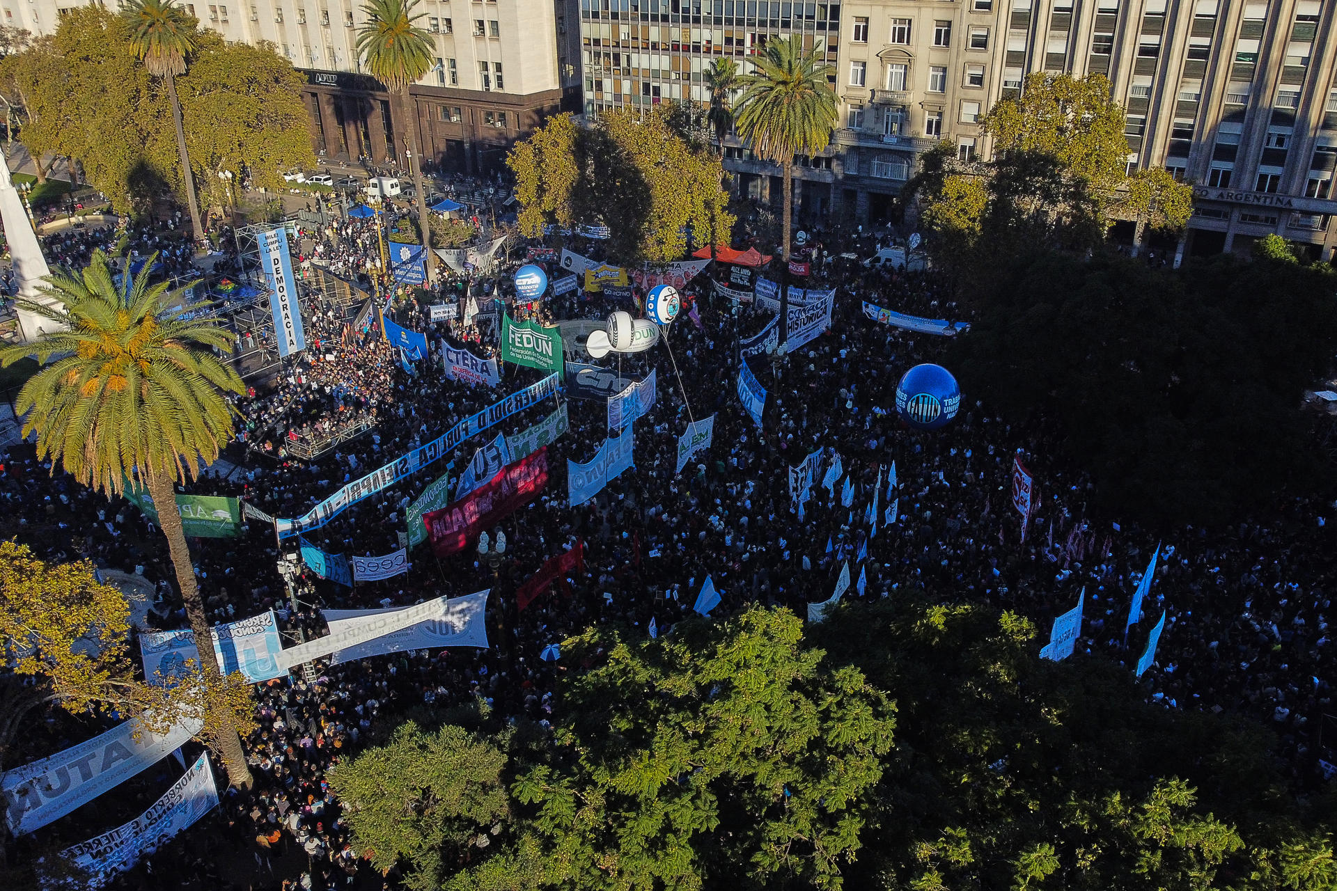Fotografía aérea de personas participando en la 'Marcha Federal Universitaria' este martes, en Buenos Aires (Argentina). EFE/ Adan González
