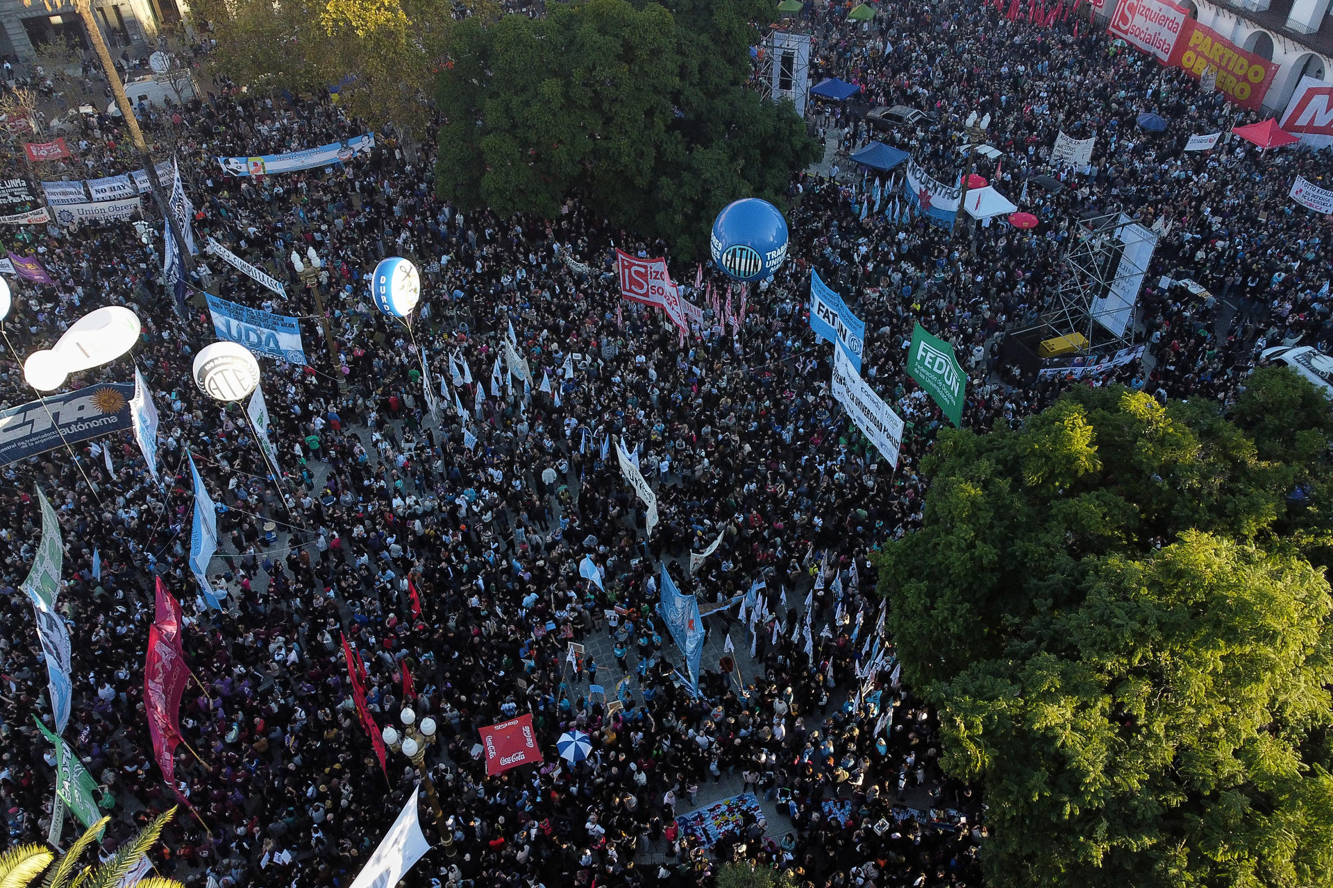 Fotografía aérea de personas participando en la 'Marcha Federal Universitaria' este martes, en Buenos Aires (Argentina). EFE/ Adan González

