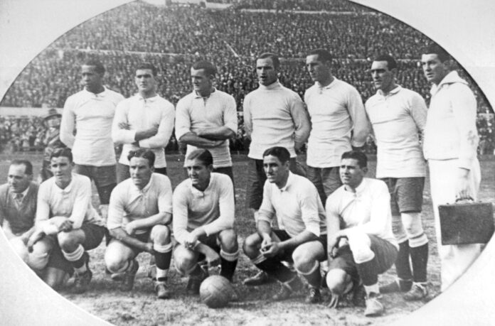 Selección de fútbol de Uruguay que conquistó el primer Campeonato del Mundo en 1930. De pié, de izquierda a derecha: Gestido, Mazzali, Ballesteros, Mascheroni, Andrade y Fernández. Agachados: Dorado, Scarone, Castro, Cea e Iriarte (foto sin fecha). EFE/
