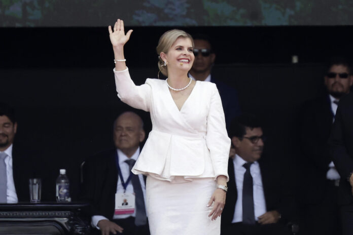 La presidenta de Costa Rica, Laura Fernández (c), fue captada el pasado 8 de mayo, durante su ceremonia de investidura, en el Estadio Nacional de San José (Costa Rica). EFE/Jeffrey Arguedas
