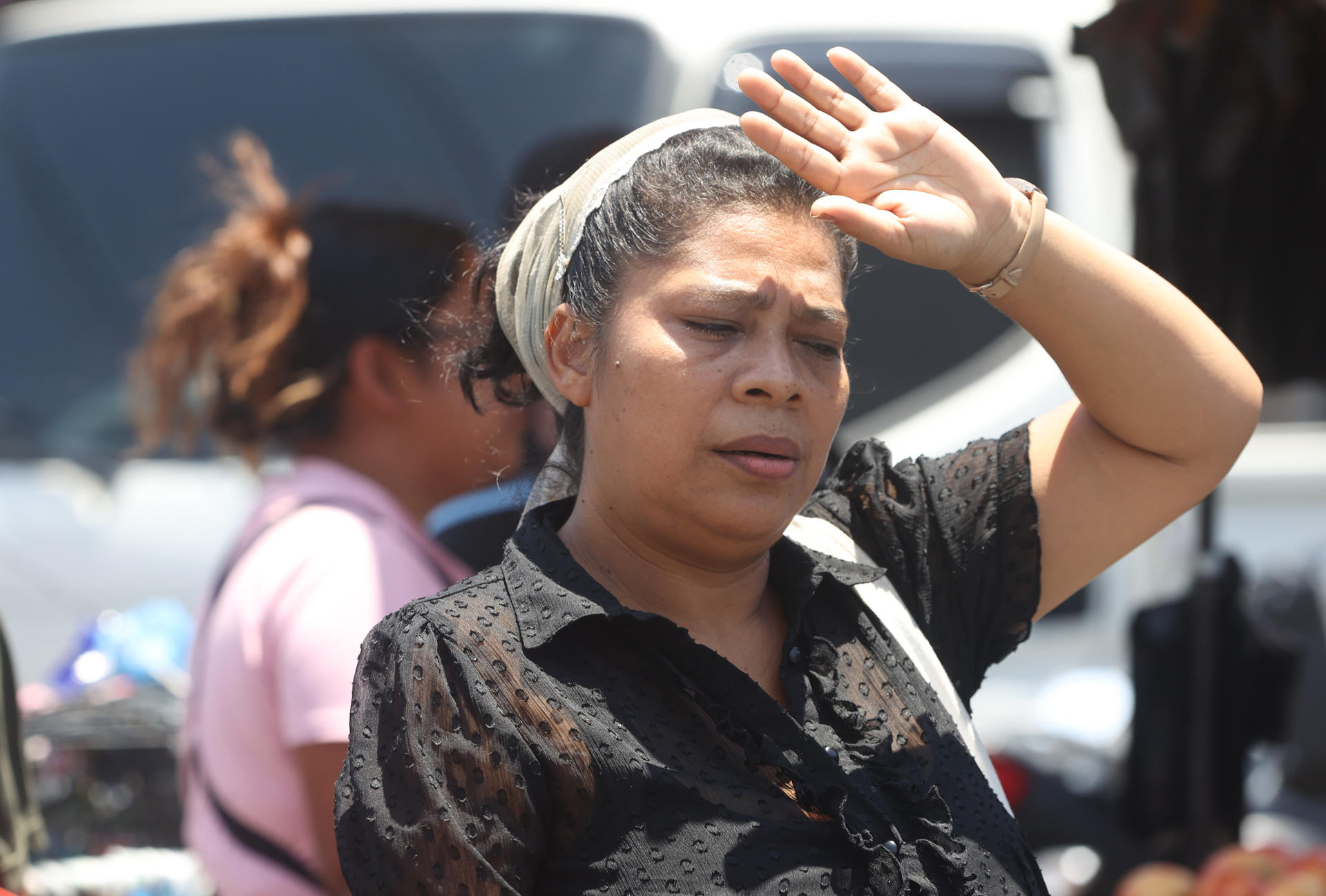 Una mujer fue captada este 12 de mayo al protegerse del sol, en medio de una ola de calor que genera "temperaturas extremas" superiores a los 40 grados Celsius, en San Salvador (El Salvador). EFE/Javier Aparicio
