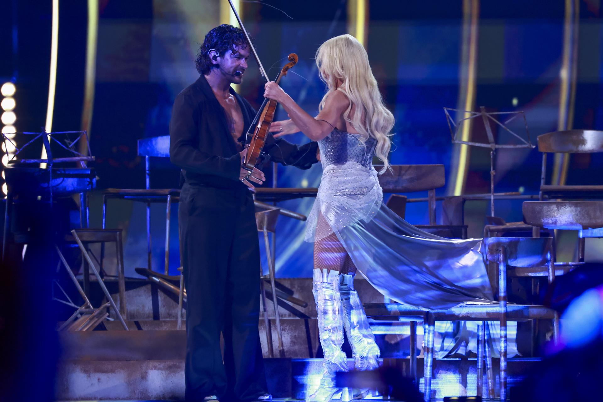 Linda Lampenius y Pete Parkkonen, de Finlandia, actúan durante la primera semifinal del 70º Festival de la Canción de Eurovisión (ESC) en Viena, Austria, el 12 de mayo de 2026. EFE/EPA/Hannibal Hanschke