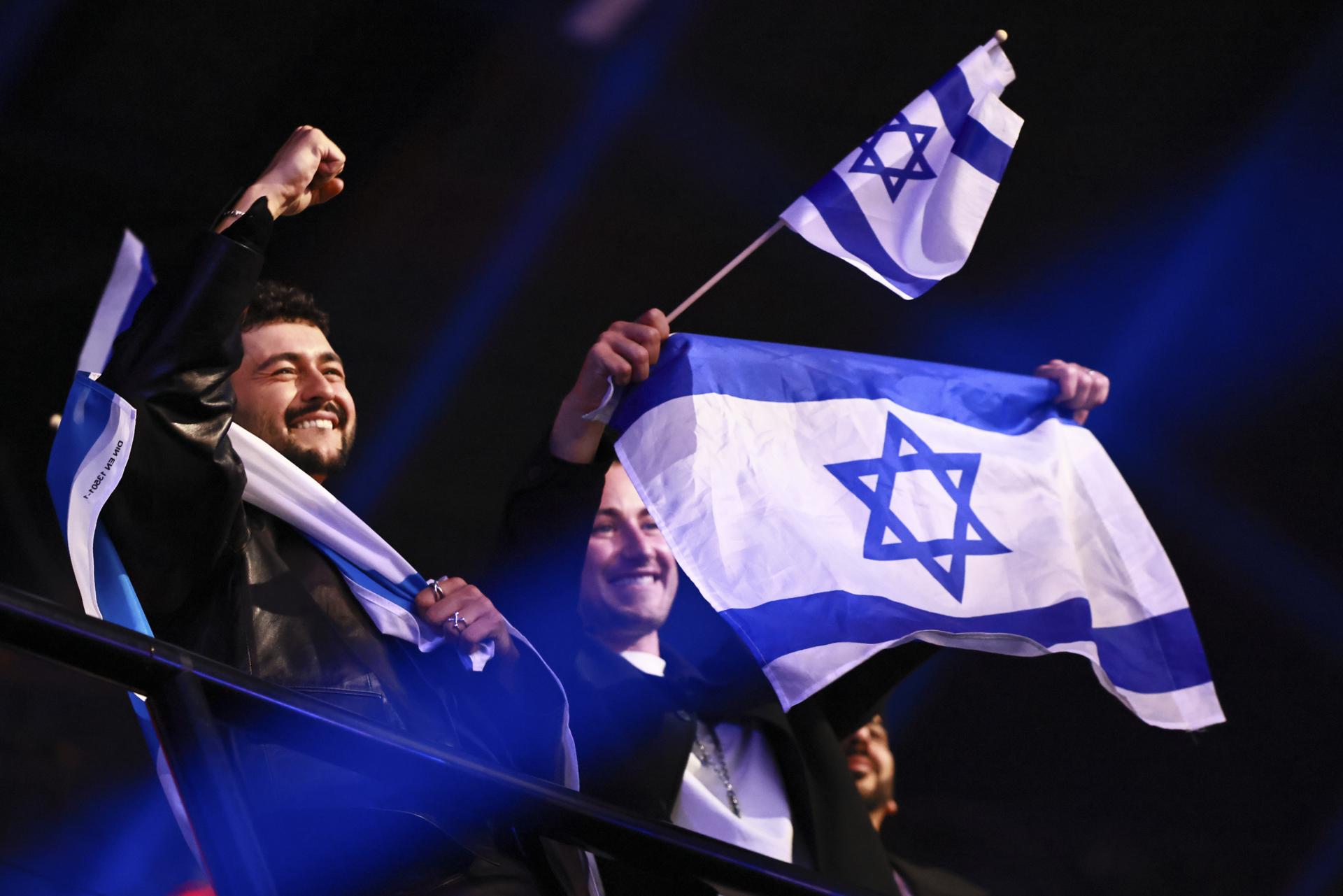 Noam Bettan (izquierda), de Israel, celebra tras la primera semifinal del 70º Festival de la Canción de Eurovisión (ESC) en Viena, Austria, el 12 de mayo de 2026. EFE/EPA/Hannibal Hanschke
