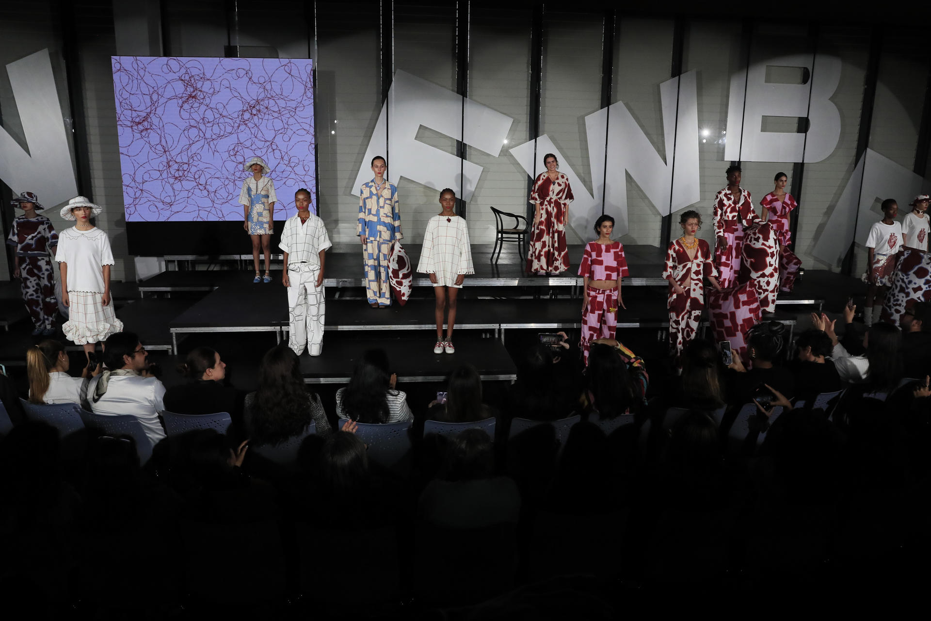 Modelos desfilan con diseños de la colección 'Apegos' de la marca Teresa este martes, durante la novena versión de la Bogotá Fashion Week, en Bogotá (Colombia). EFE/ Carlos Ortega

