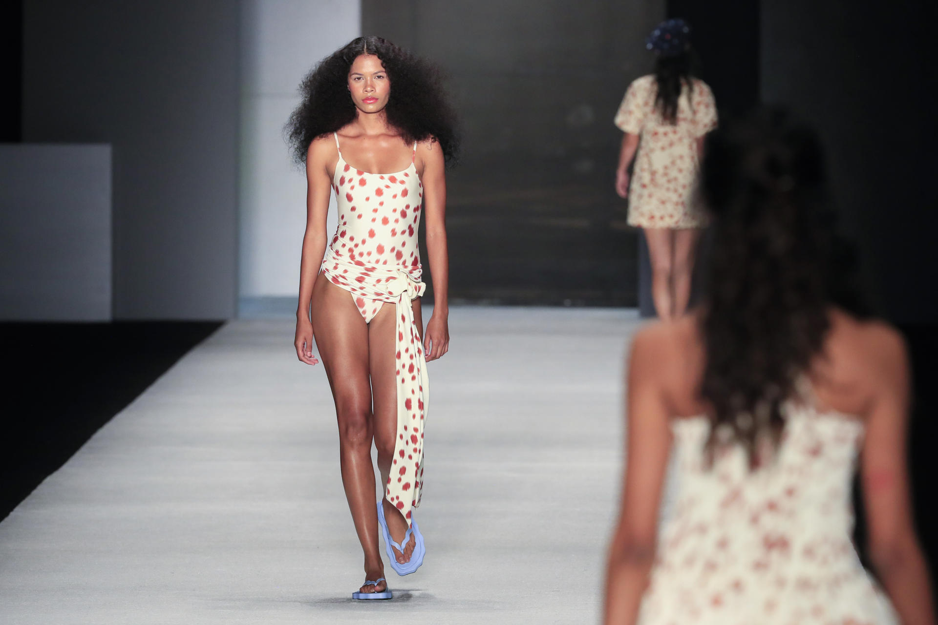 Modelos desfilan con diseños de la colección 'El viaje' de la firma La Sixxta este martes, durante la novena versión de la Bogotá Fashion Week, en Bogotá (Colombia). EFE/ Carlos Ortega
