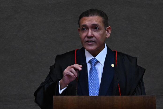 El nuevo presidente del Tribunal Superior Electoral de Brasil, Kassio Nunes Marques, habla durante su posesión este 12 de mayo de 2026, en Brasilia (Brasil). EFE/Andre Borges
