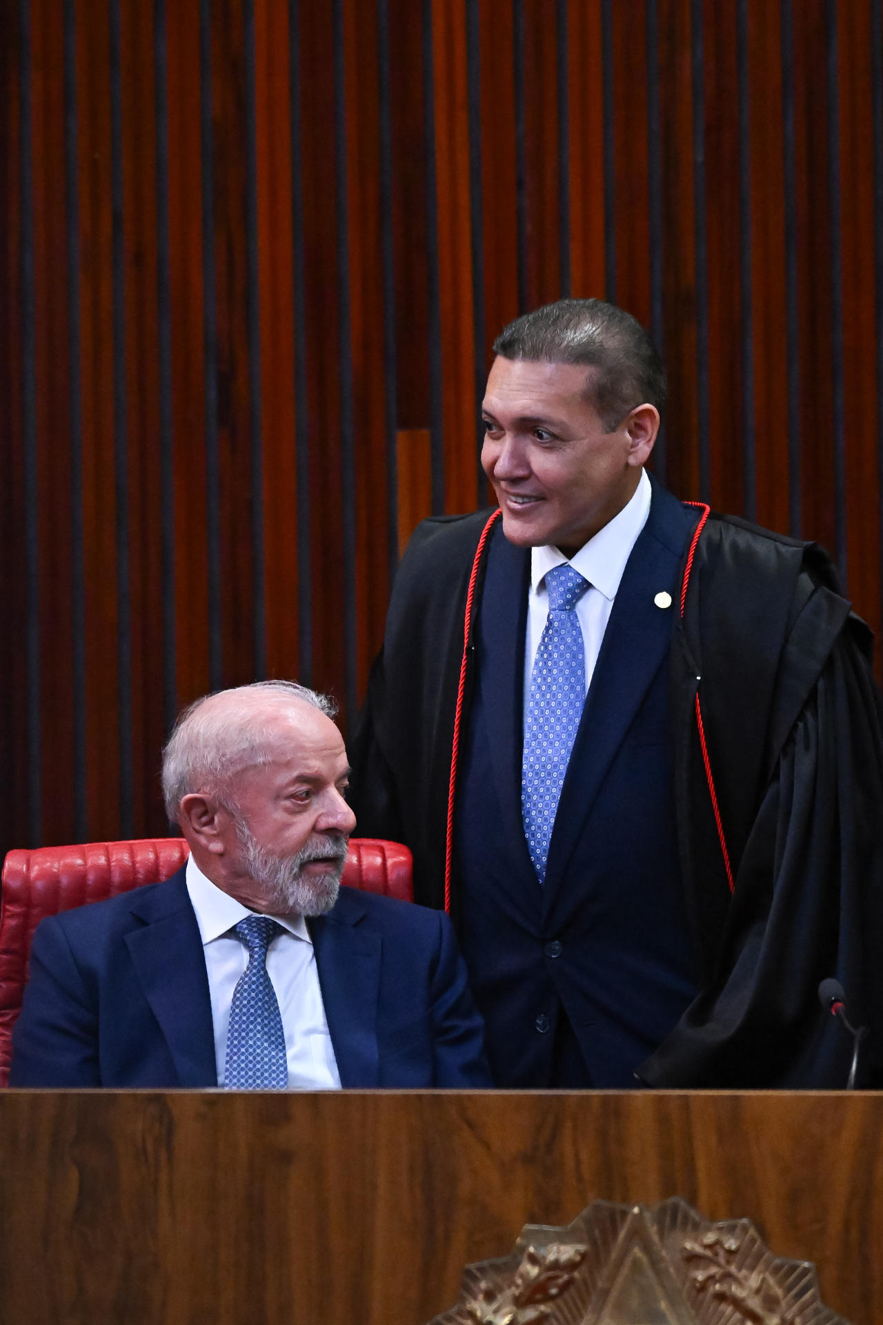 El presidente de Brasil, Luiz Inácio Lula da Silva (i), junto al nuevo ministro del Tribunal Superior Electoral, Nunes Marques, este 12 de mayo de 2026, en Brasilia (Brasil). EFE/ André Borges