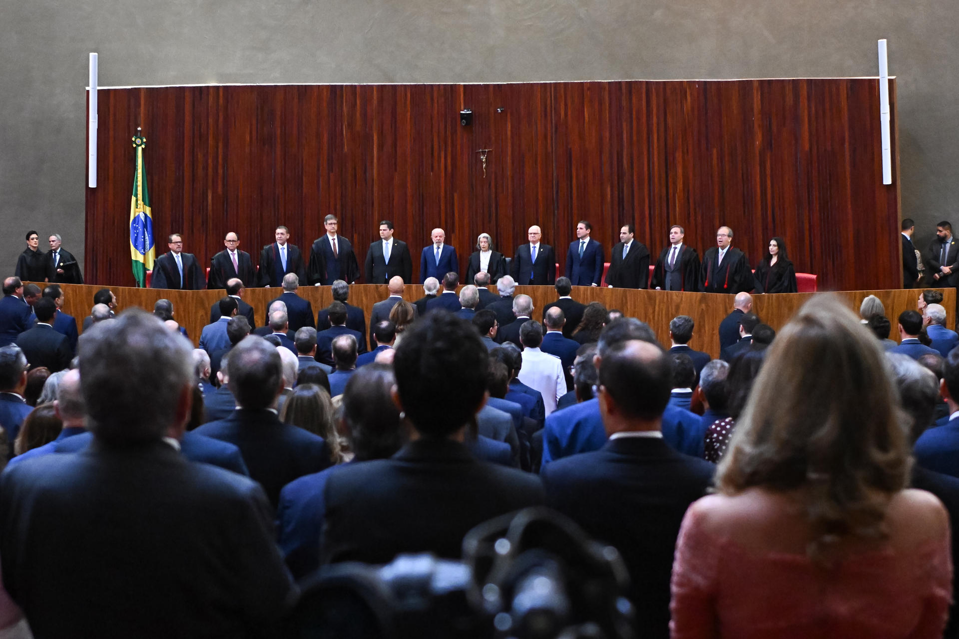 Personas asisten a la ceremonia de toma de posesión del nuevo ministro del Tribunal Superior Electoral, Nunes Marques, y del nuevo vicepresidente del Tribunal Electoral, André Mendonca, este 12 de mayo de 2026, en Brasilia (Brasil). EFE/ André Borges