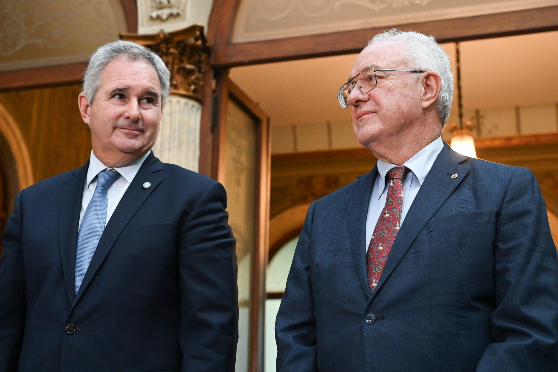 El ministro de Relaciones Exteriores de Uruguay, Mario Lubetkin (d), reacciona junto al ministro de Relaciones Exteriores, Comercio Internacional y Culto de Argentina, Pablo Quirno, este 12 de mayo de 2026, en Montevideo (Uruguay). EFE/ Federico Gutiérrez