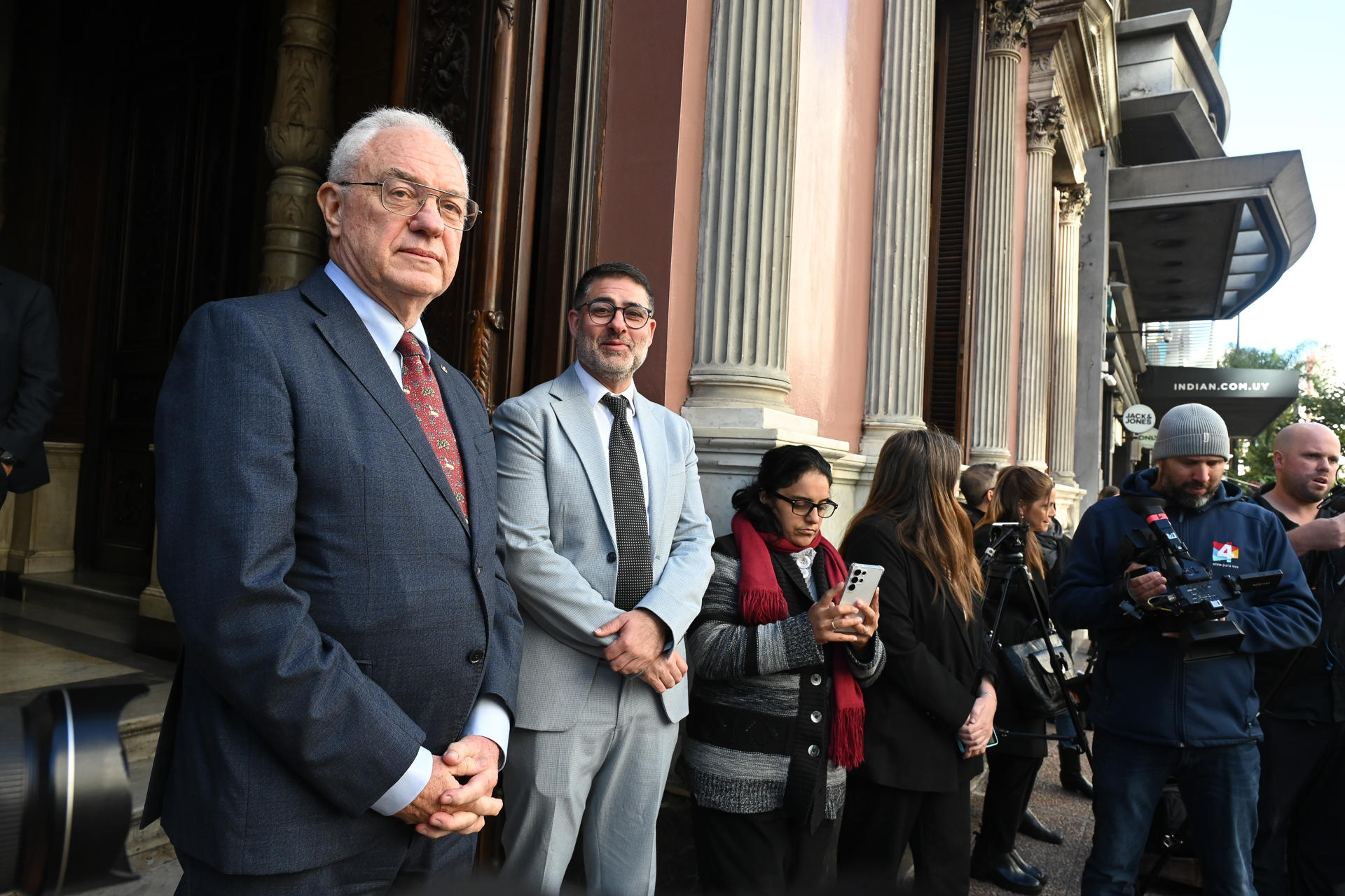 El ministro de Relaciones Exteriores de Uruguay, Mario Lubetkin (i), y el secretario de prensa de Cancilleria de Uruguay, Javier Benech, esperan la llegada del ministro de Relaciones Exteriores, Comercio Internacional y Culto de Argentina, Pablo Quirno, este 12 de mayo de 2026, en Montevideo (Uruguay). EFE/ Federico Gutiérrez