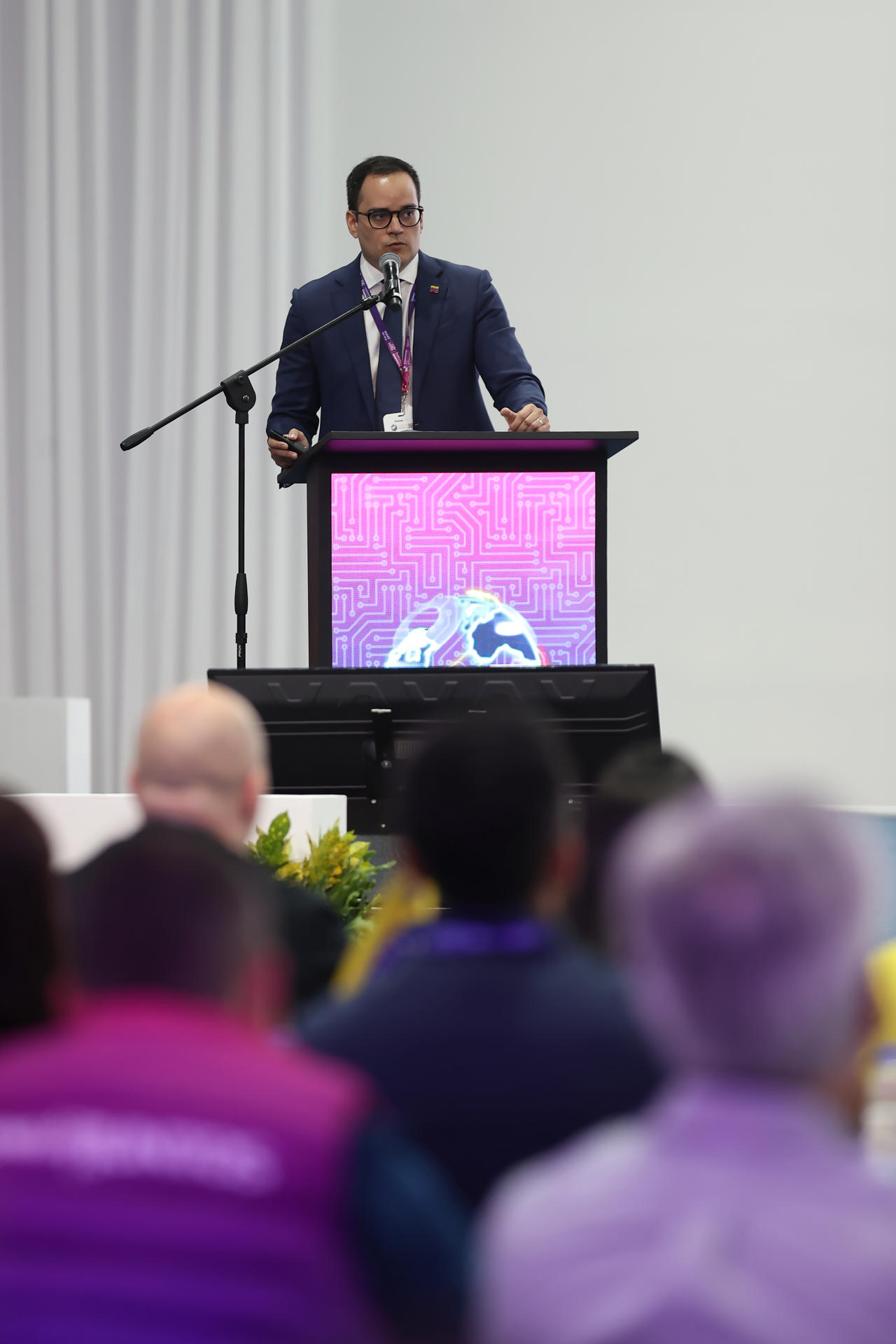 El vicepresidente sectorial de Economía en Venezuela, Calixto Ortega, habla durante el segundo Congreso Internacional de Emprendedores Venezuela 'Tech Week' en Caracas (Venezuela). EFE/ Ronald Peña R
