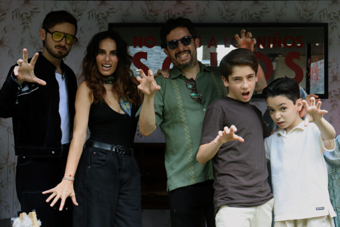 Desde la izquierda, los actores Jesús Zavala, Ana Serradilla, Emilio Portes, Juan Pablo Velasco y Ricardo Galina posan durante una entrevista con EFE este lunes, en Ciudad de México (México). EFE/ David Alvarez
