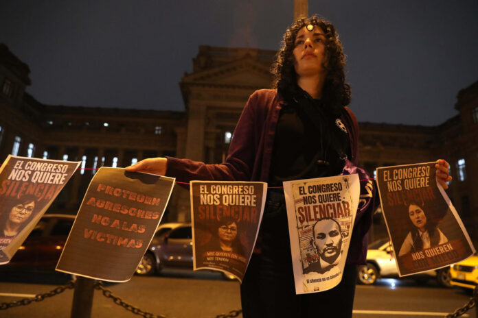 Una mujer participa en una protesta contra el proyecto de ley de la congresista y pastora evangélica Milagros Jáuregui para eliminar el delito de feminicidio del código penal este 12 de mayo de 2026, a las afueras del Palacio de Justicia de Perú en Lima (Perú). EFE/ Paolo Aguilar
