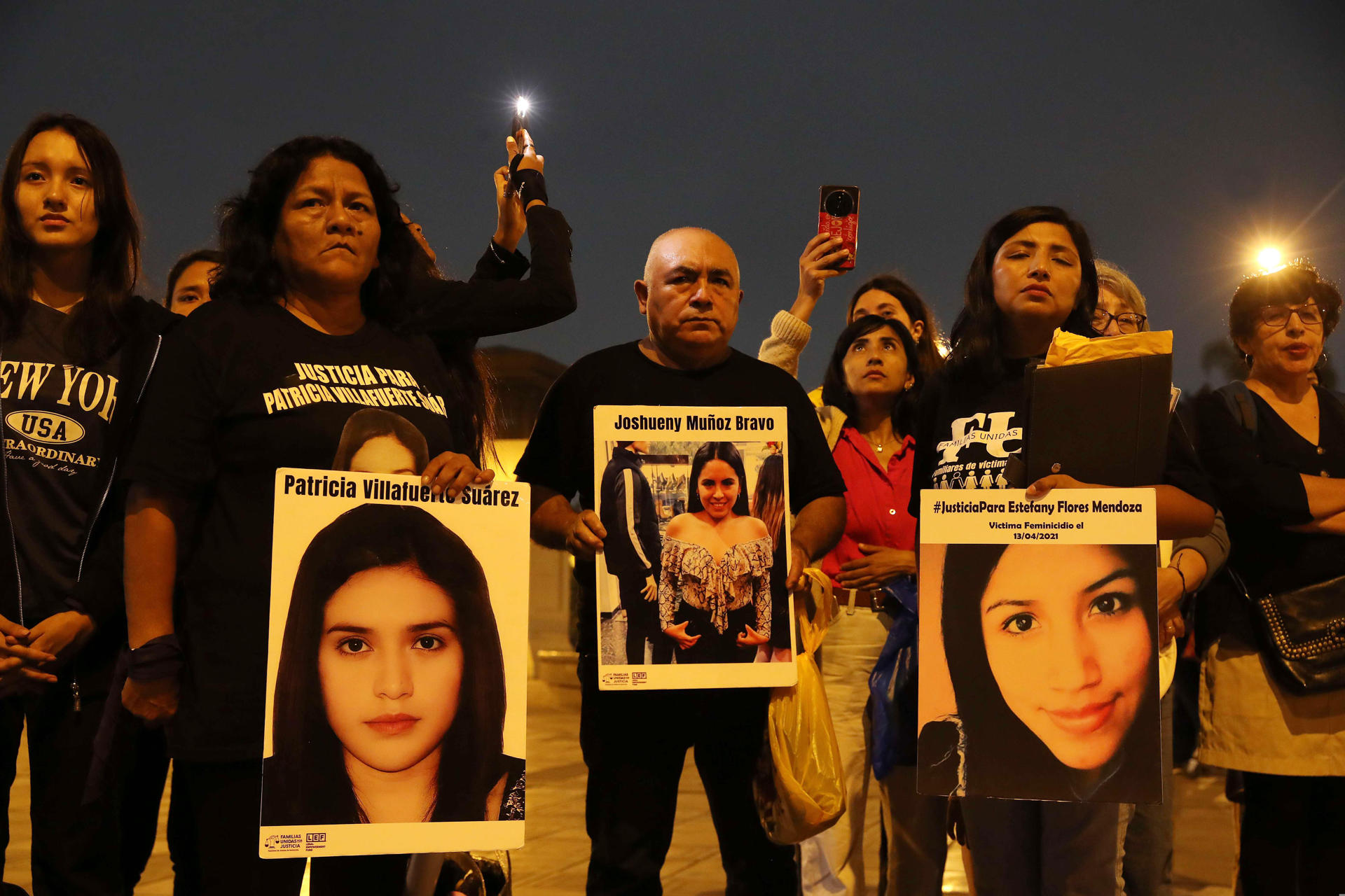 Personas participan en una protesta contra el proyecto de ley de la congresista y pastora evangélica Milagros Jáuregui para eliminar el delito de feminicidio del código penal este 12 de mayo de 2026, a las afueras del Palacio de Justicia de Perú en Lima (Perú). EFE/ Paolo Aguilar
