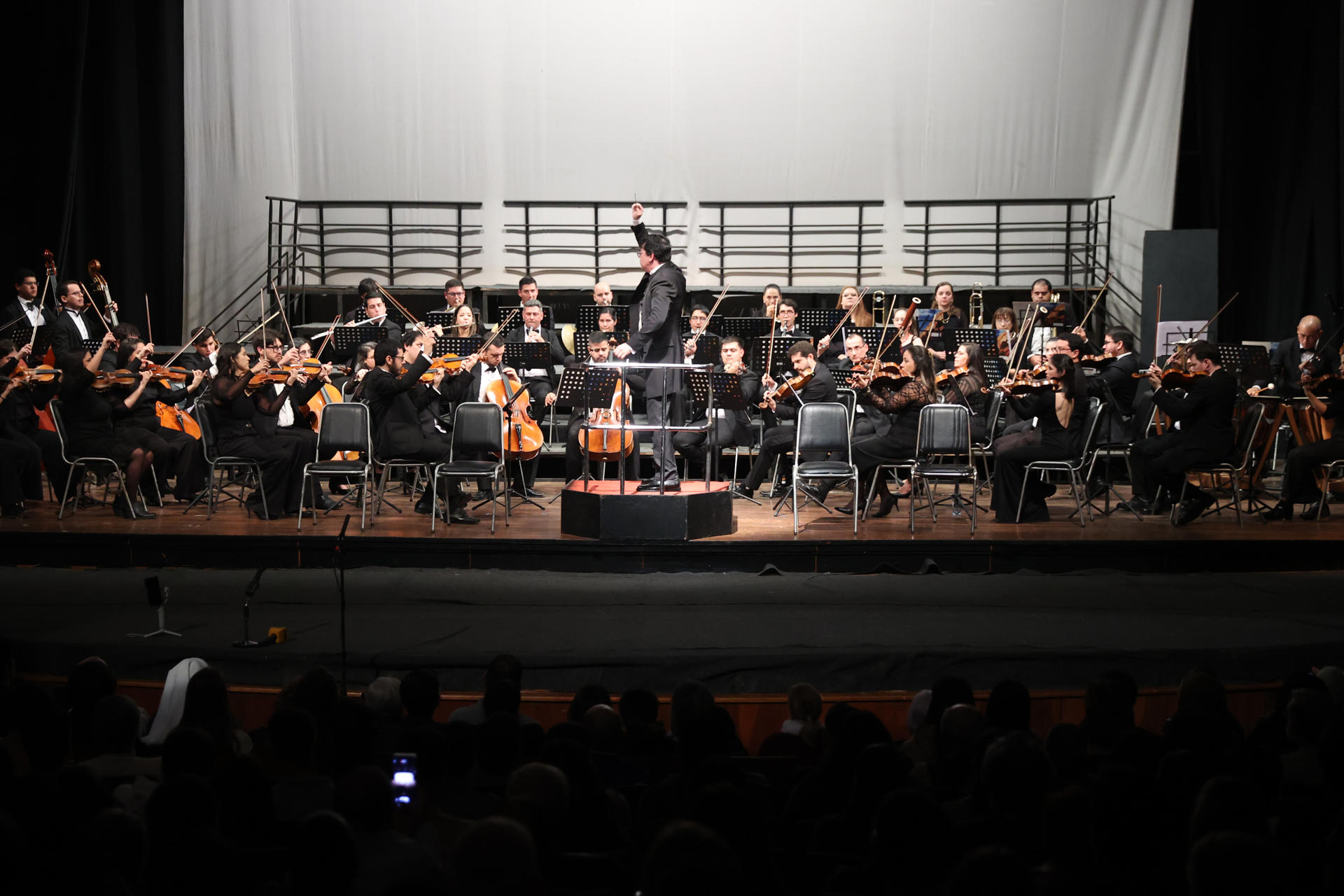 El maestro Diego Sánchez Hasse (c) dirige a los músicos de la Orquesta Sinfónica del Congreso Nacional (OSIC) que interpretan la Oda a la Alegría este 12 de mayo de 2026, en el Teatro Municipal en Asunción (Paraguay). EFE/ Juan Pablo Pino
