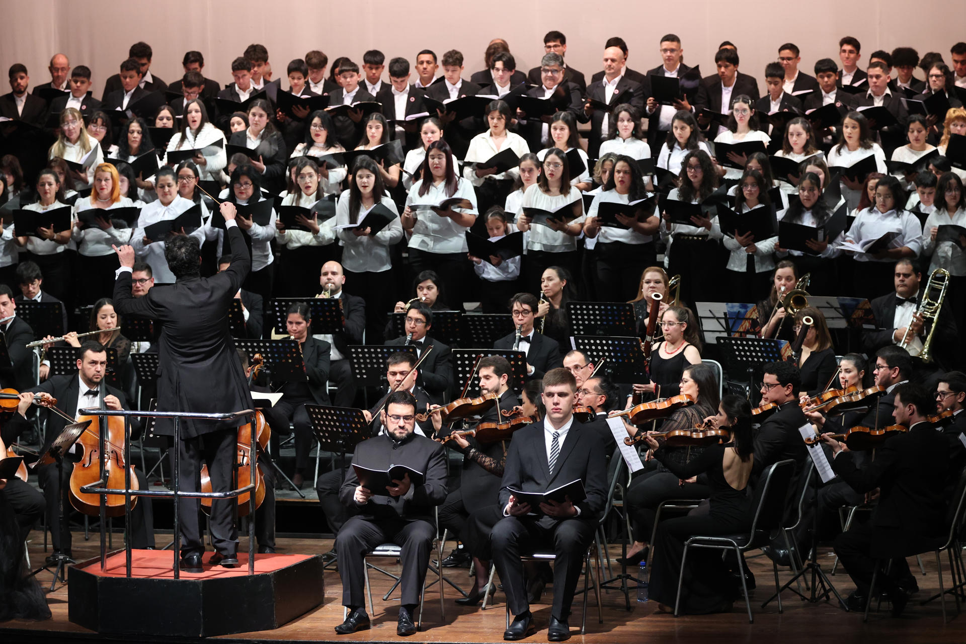 El maestro Diego Sánchez Hasse (i) dirige a los músicos de la Orquesta Sinfónica del Congreso Nacional (OSIC) que interpretan la Oda a la Alegría este 12 de mayo de 2026, en el Teatro Municipal en Asunción (Paraguay). EFE/ Juan Pablo Pino
