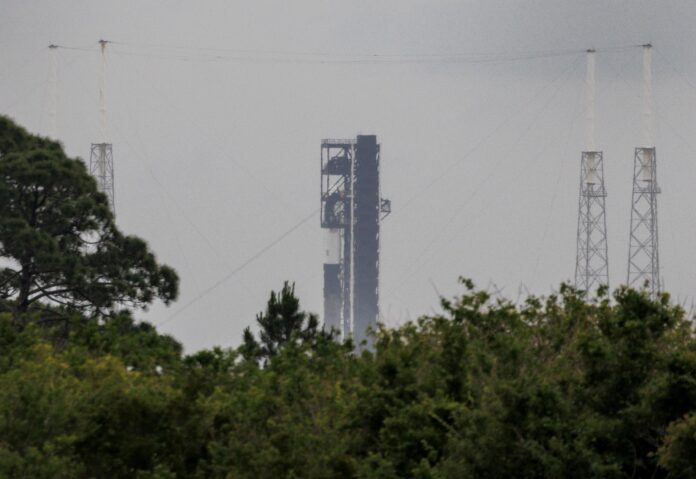 La nave espacial SpaceX CRS-34 Cargo Dragon, a bordo de un cohete Falcon 9, se encuentra acoplada al Complejo de Lanzamiento Espacial 40 de la Estación Espacial Internacional de Cabo Cañaveral, Florida. EFE/EPA/CRISTOBAL HERRERA-ULASHKEVICH
