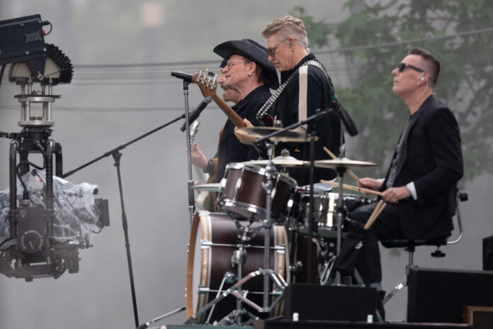 Desde la izquierda, los integrantes de la banda de rock irlandesa U2 The Edge, Bono, Adam Clayton y Larry Mullen Jr. participan en la grabación del video para el tema 'Street of Dreams' este mates, en el Centro Histórico de Ciudad de México (México). EFE/ Madla Hartz
