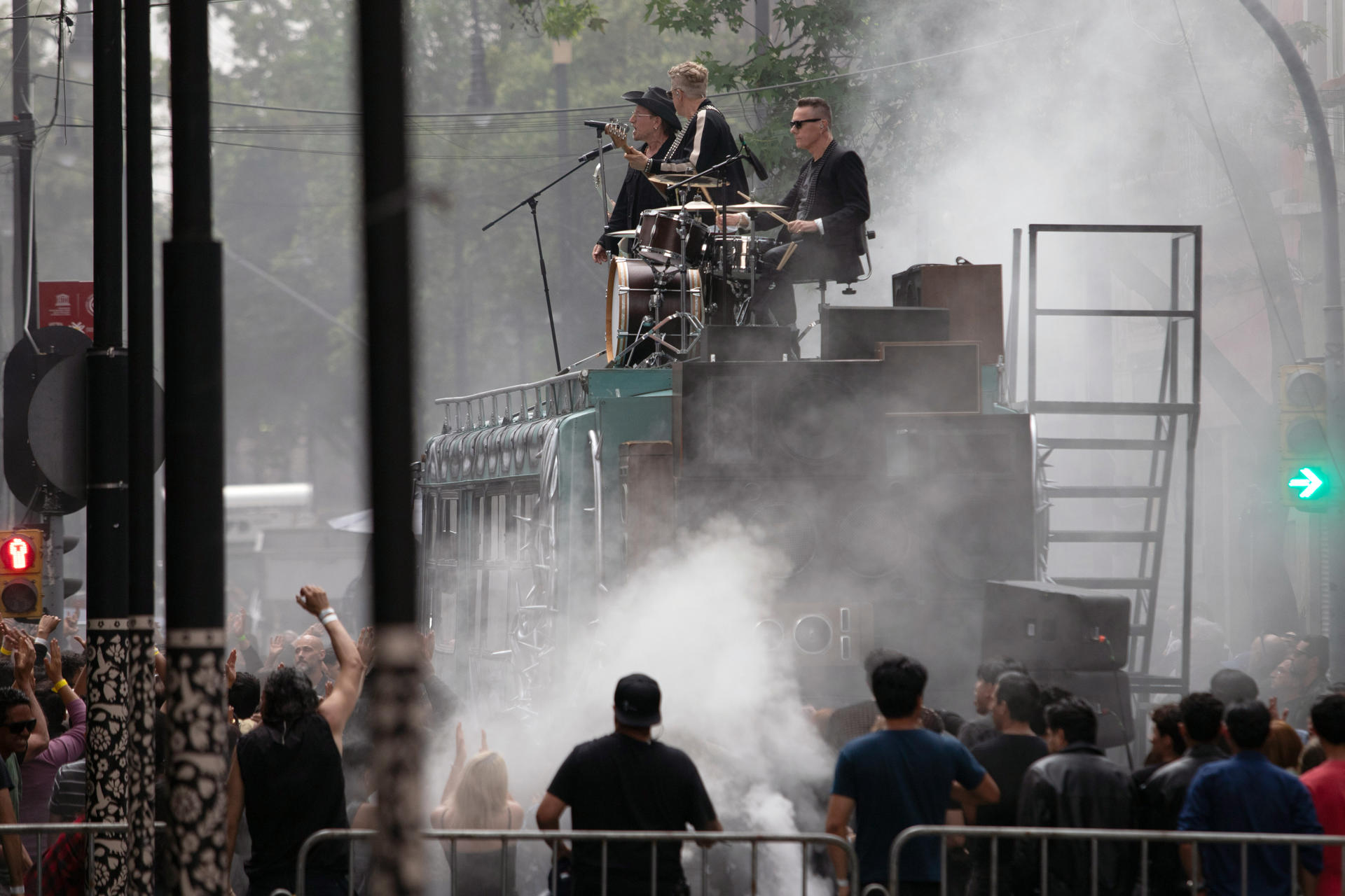 Desde la izquierda, los integrantes de la banda de rock irlandesa U2 Bono, Adam Clayton y Larry Mullen Jr. participan en la grabación del video para el tema 'Street of Dreams' este mates, en el Centro Histórico de Ciudad de México (México). EFE/ Madla Hartz
