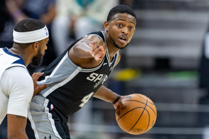 De'Aaron Fox (c) de Spurs organiza un avance ofensivo sobre Minnesota Timberwolves este martes durante el quinto partido de la serie de semifinales de la Conferencia Oeste que ha puesto adelante 3-2 a los de San Antonio en el en el AT&T Center. EFE/ Carlos Ramírez
