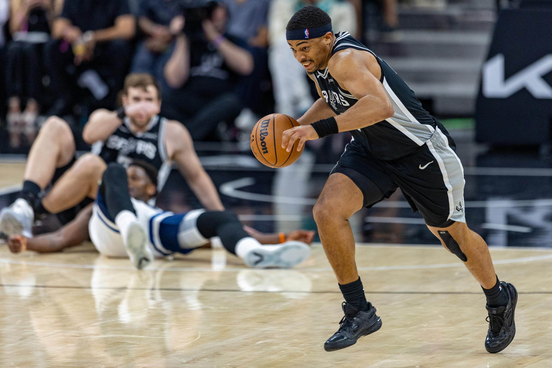 Keldon Johnson de Spurs avanza con el balón este martes en el quinto partido de las semifinales de la Conferencia Oeste de la NBA contra Minnesota Timberwolves en el AT&T Center de San Antonio. EFE/ Carlos Ramírez
