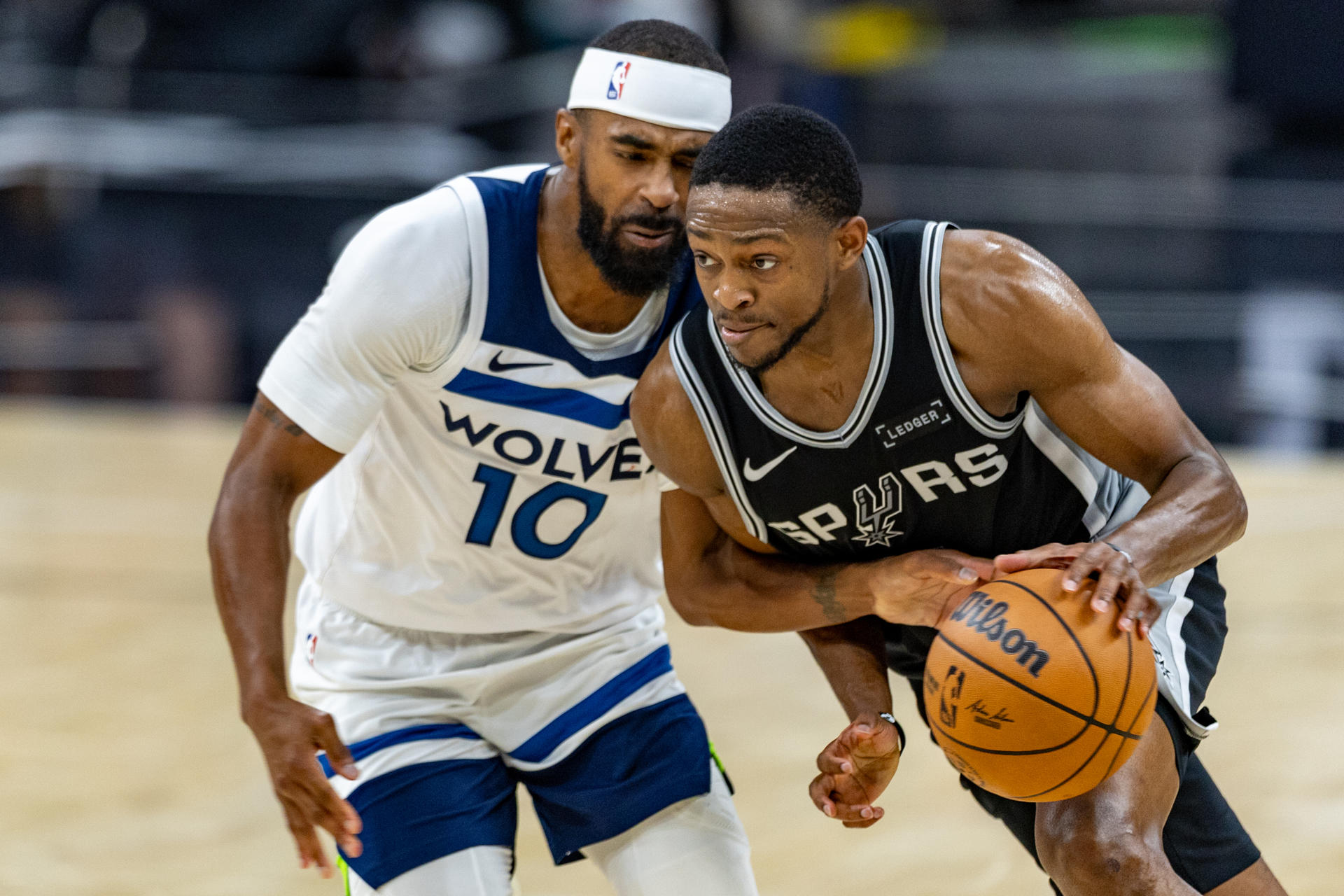 De'Aaron Fox (d) de los Spurs avanza ante la marca de Mike Conley, Jr. de Minnesota Timberwolves este martes en el quinto partido de la serie de semifinales de la Conferencia Oeste de la NBA jugado en el AT&T Center de San Antonio (EE.UU.). EFE/ Carlos Ramírez
