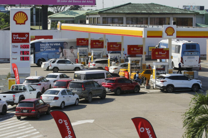 Fotografía de una fila de vehículos para obtener combustible este martes, en Guayaquil (Ecuador). EFE/ Jonathan Miranda
