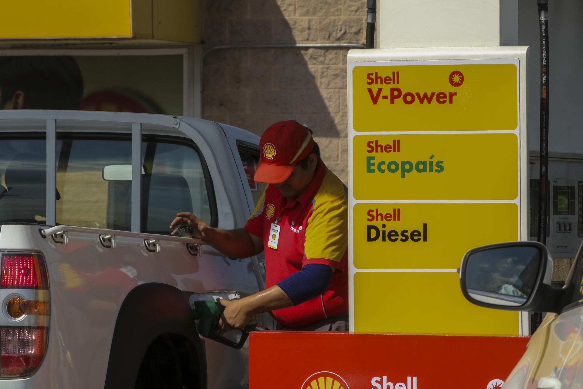 Un empleado llena el tanque de un vehículo con combustible este martes, en Guayaquil (Ecuador). EFE/ Jonathan Miranda
