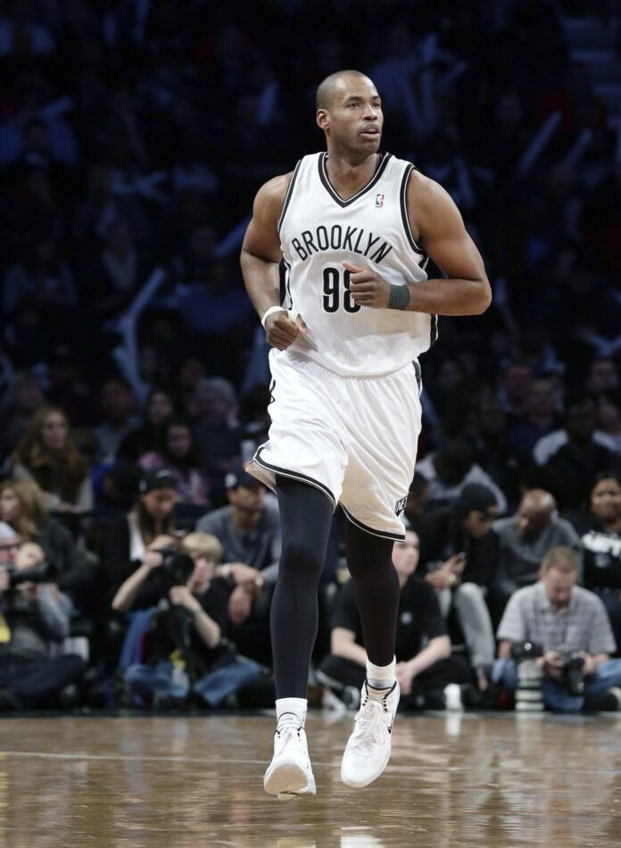 Fotografía de archivo del 9 de marzo de 2014 que muestra a Jason Collins de los Brooklyn Nets corriendo en el Barclays Center de Brooklyn, Nueva York (Estados Unidos). EFE/Jason Szenes/ ARCHIVO
