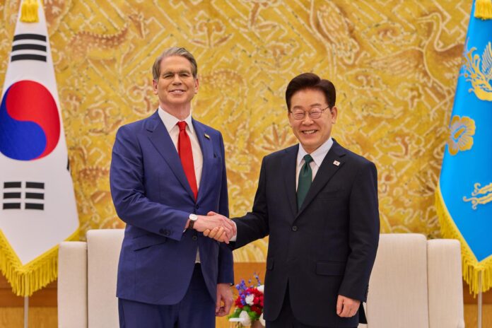 Seúl (Corea del Sur), 13/05/2026.- Una fotografía facilitada por la Oficina del Presidente de Corea del Sur muestra al presidente surcoreano, Lee Jae Myung (derecha), posando para una foto con el secretario del Tesoro de Estados Unidos, Scott Bessent (izquierda), durante su reunión en Cheong Wa Dae en Seúl, Corea del Sur, el 13 de mayo de 2026.
EFE/EPA/Office of the President of South Korea / HANDOUT SOUTH KOREA OUTHANDOUT EDITORIAL USE ONLY/NO SALES
