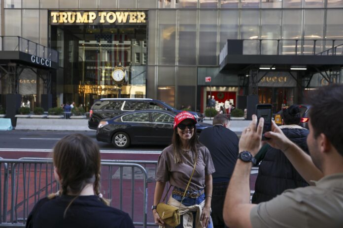 New York (United States), 06/11/2024.- Una persona se toma una foto frente a la Torre Trump en Nueva York, Estados Unidos, el 6 de noviembre de 2024. 
EFE/EPA/SARAH YENESEL
