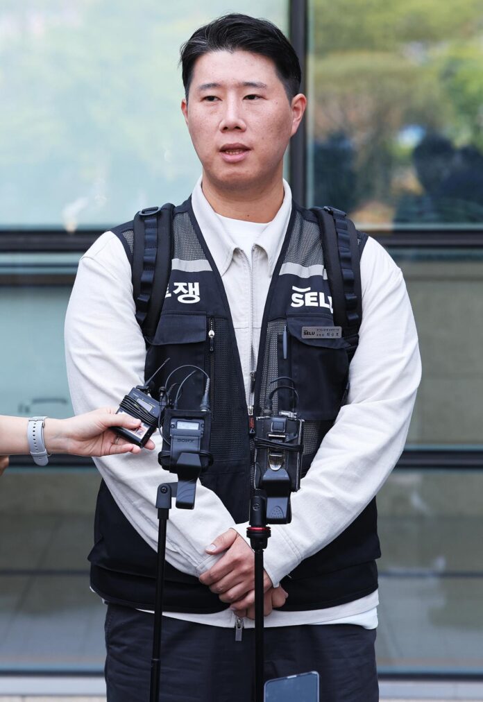 Suwon (Corea del Sur), 13/05/2026.- Choi Seung-ho, líder del mayor sindicato de Samsung Electronics Co., compareció ante la prensa en un juzgado de distrito en Suwon, Corea del Sur, el 13 de mayo de 2026. 
EFE/EPA/YONHAP SOUTH KOREA OUT
