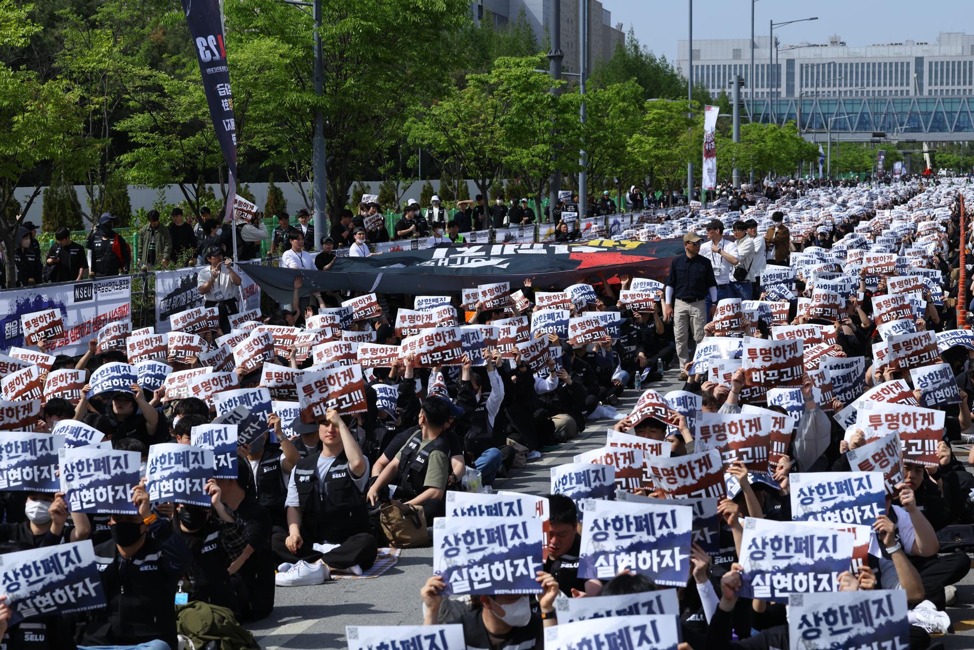 Imagen de archivo de miembros del sindicato de Samsung Electronics con pancartas durante una protesta frente a la planta de semiconductores de la compañía en Pyeongtaek, Corea del Sur, el 23 de abril de 2026.
EFE/EPA/HAN MYUNG-GU