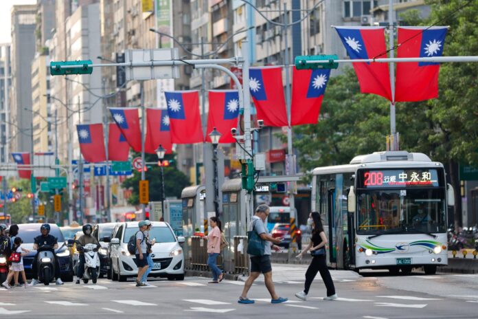 TAIPEI (Taiwán), 03/10/2025.- Varias personas caminan junto a las banderas de Taiwán antes de las celebraciones del Día Nacional en Taipéi, Taiwán, el 3 de octubre de 2025.
EFE/EPA/RITCHIE B. TONGO

