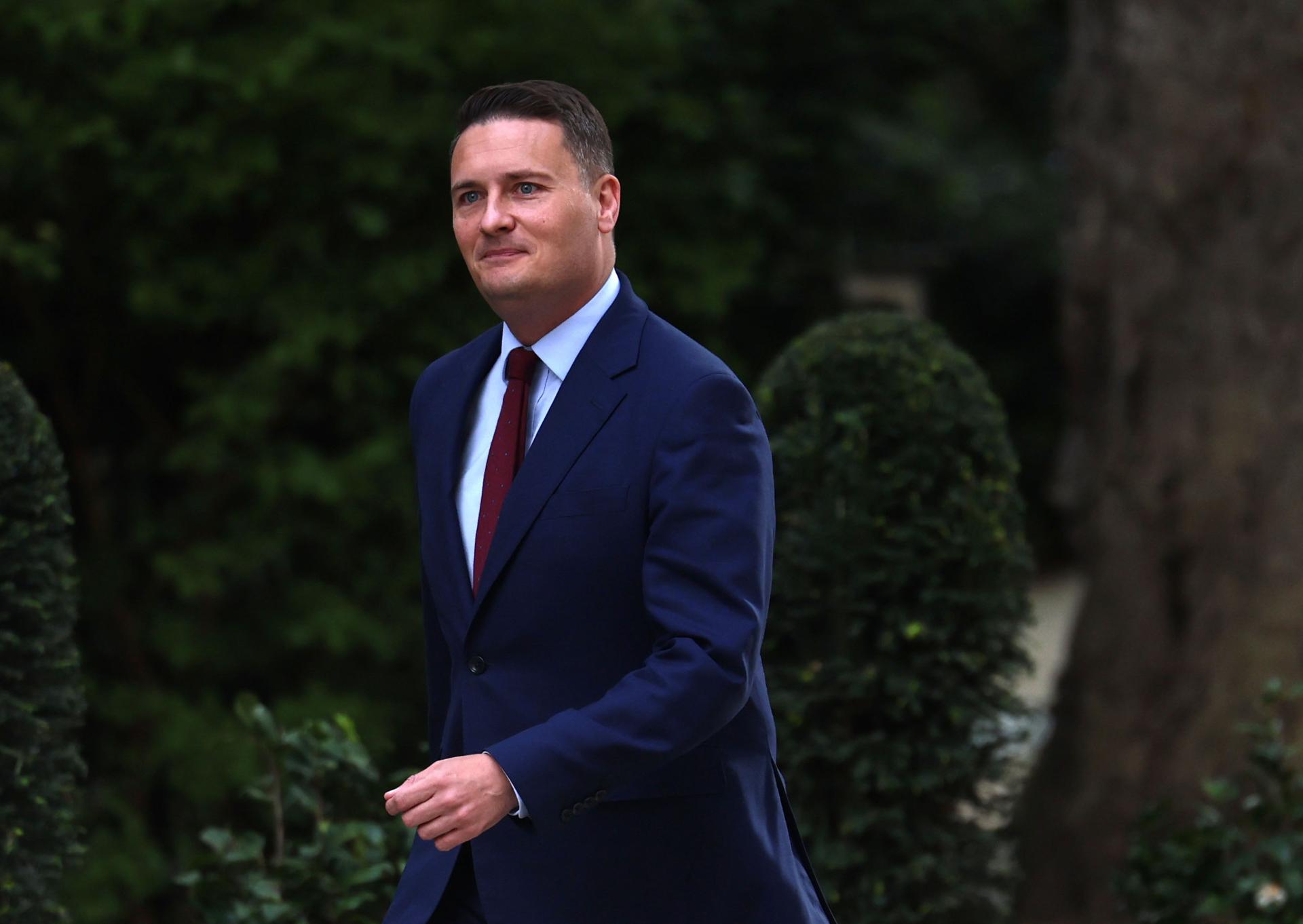 El ministro británico de Sanidad, Wes Streeting, llega a la residencia oficial del 10 de Downing Street. EFE/EPA/NEIL HALL
