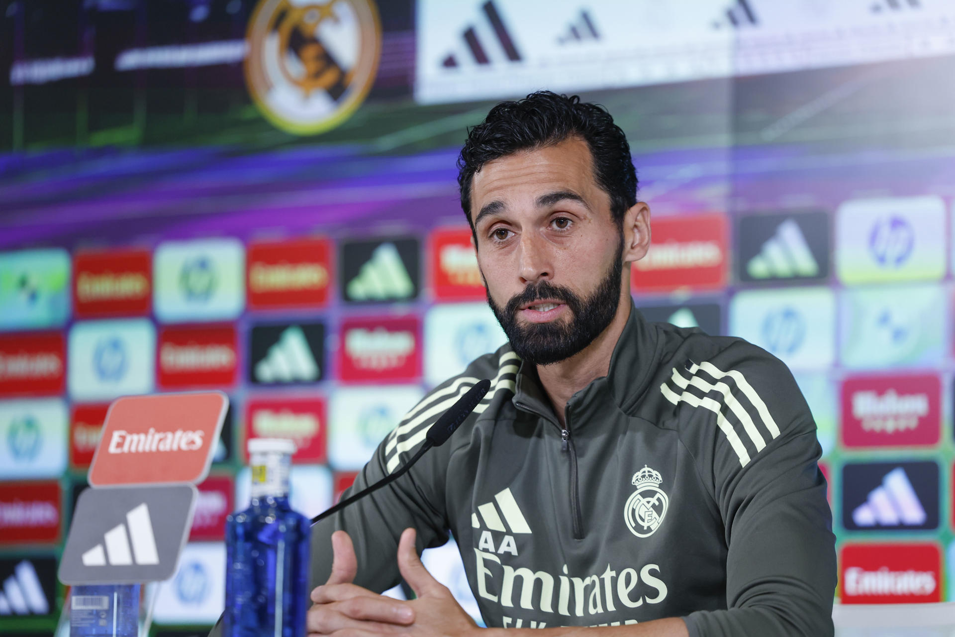 El entrenador del Real Madrid, Álvaro Arbeloa, en la rueda de prensa antes de dirigir un entrenamiento en Valdebebas, este miércoles, en la víspera de su partido de LaLiga  contra el Real Oviedo. EFE/Mariscal
