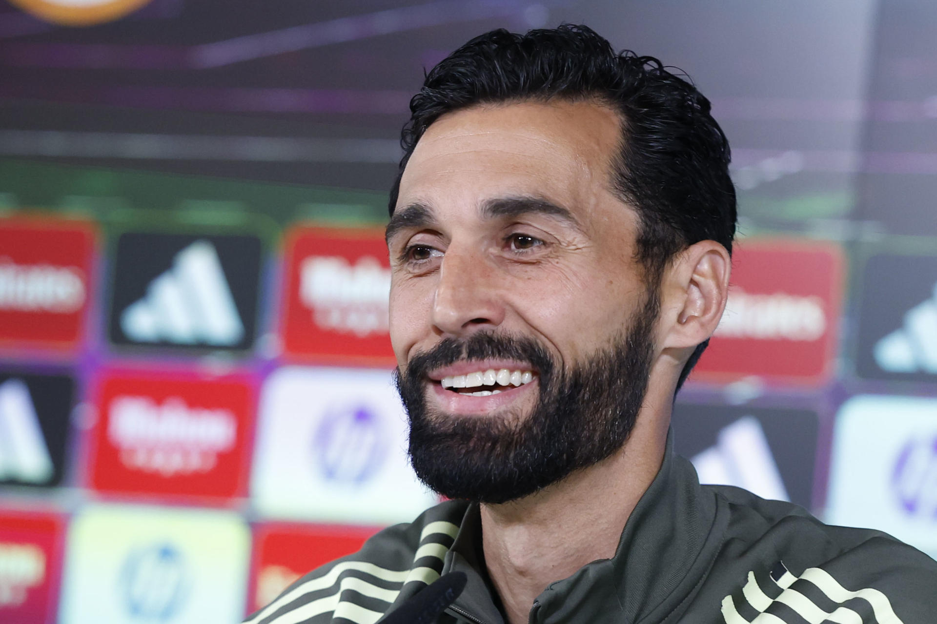 El entrenador del Real Madrid, Álvaro Arbeloa, en la rueda de prensa antes de dirigir un entrenamiento en Valdebebas, este miércoles, en la víspera de su partido de LaLiga contra el Real Oviedo. EFE/Mariscal
