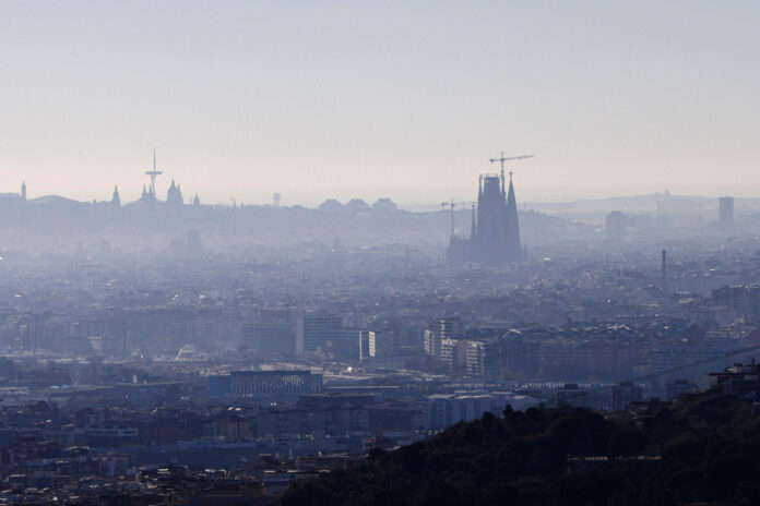 Imagen de archivo de contaminación sobre la ciudad de Barcelona. EFE/Quique García

