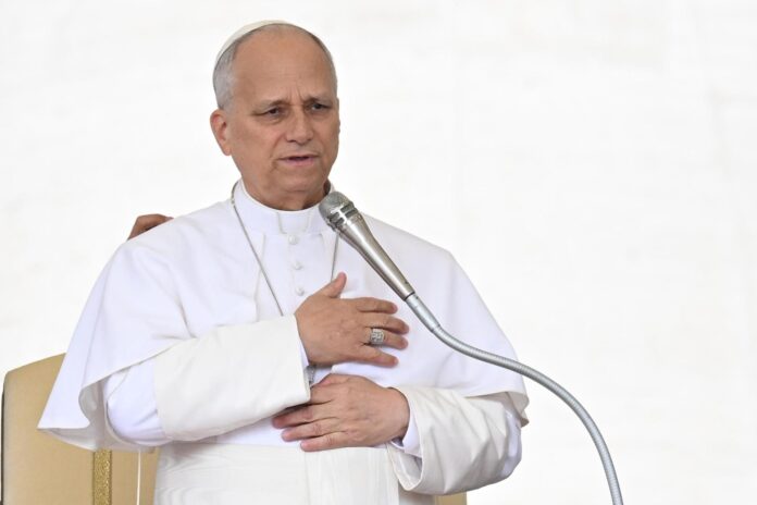 El Papa León XIV preside su audiencia general semanal en la Plaza de San Pedro, en la Ciudad del Vaticano, el 13 de mayo de 2026. EFE/EPA/MAURIZIO BRAMBATTI
