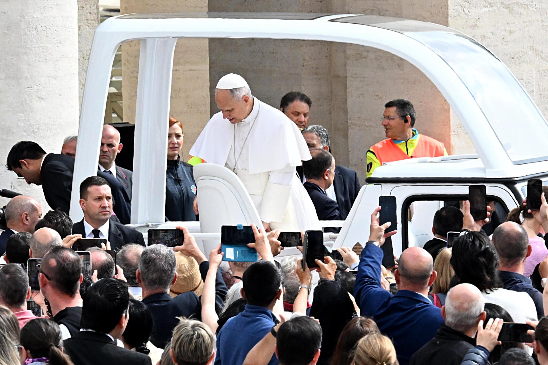 El Papa León XIV llega a su audiencia general semanal en la Plaza de San Pedro, en la Ciudad del Vaticano, el 13 de mayo de 2026. EFE/EPA/MAURIZIO BRAMBATTI

