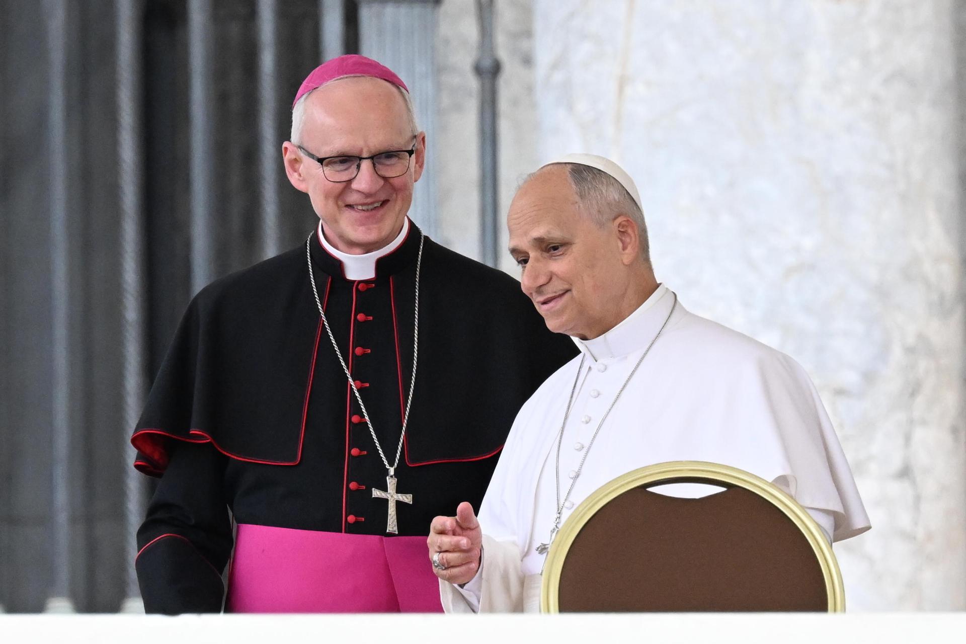 El prefecto de la Casa Pontificia, el arzobispo Petar Rajic (I), saluda al Papa León XIV a su llegada para su audiencia general semanal en la Plaza de San Pedro, en la Ciudad del Vaticano, el 13 de mayo de 2026. EFE/EPA/MAURIZIO BRAMBATTI
