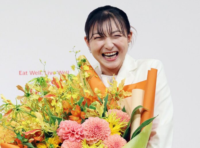 La patinadora japonesa Kaori Sakamoto sonríe durante su comparecencia ante la prensa para despedirse de su carrera profesional. EFE/JIJI PRESS *Prohibido Japón* *Sólo uso editorial*
