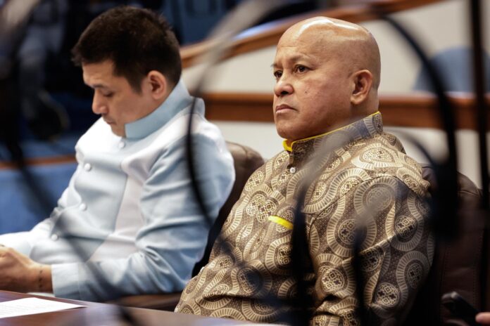 PASAY (Filipinas), 13/05/2026.- El senador filipino Ronald dela Rosa (derecha), exjefe de la Policía Nacional durante el mandato del expresidente Rodrigo Duterte, asiste a una sesión en el Senado. EFE/EPA/ROLEX DELA PENA
