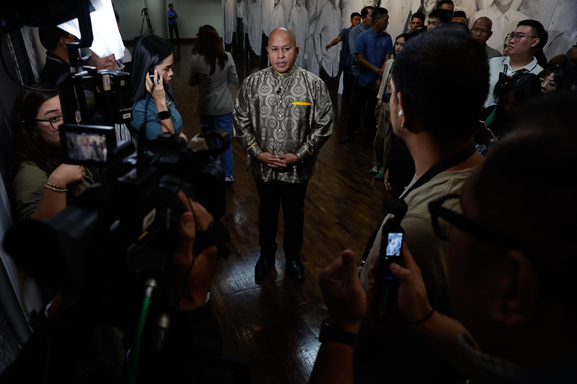 PASAY (Filipinas), 13/05/2026.- El senador filipino Ronald dela Rosa (C), exjefe de la Policía Nacional durante el mandato del expresidente Rodrigo Duterte, se prepara para una entrevista televisada en el Senado. (Filipinas) EFE/EPA/ROLEX DELA PENA
