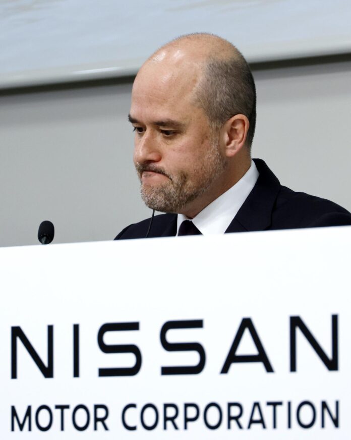 El presidente y director ejecutivo de Nissan Motor Corporation, Iván Espinosa, reacciona este miércoles durante una conferencia de prensa en la sede de la compañía en Yokohama, Japón EFE/EPA/FRANCK ROBICHON
