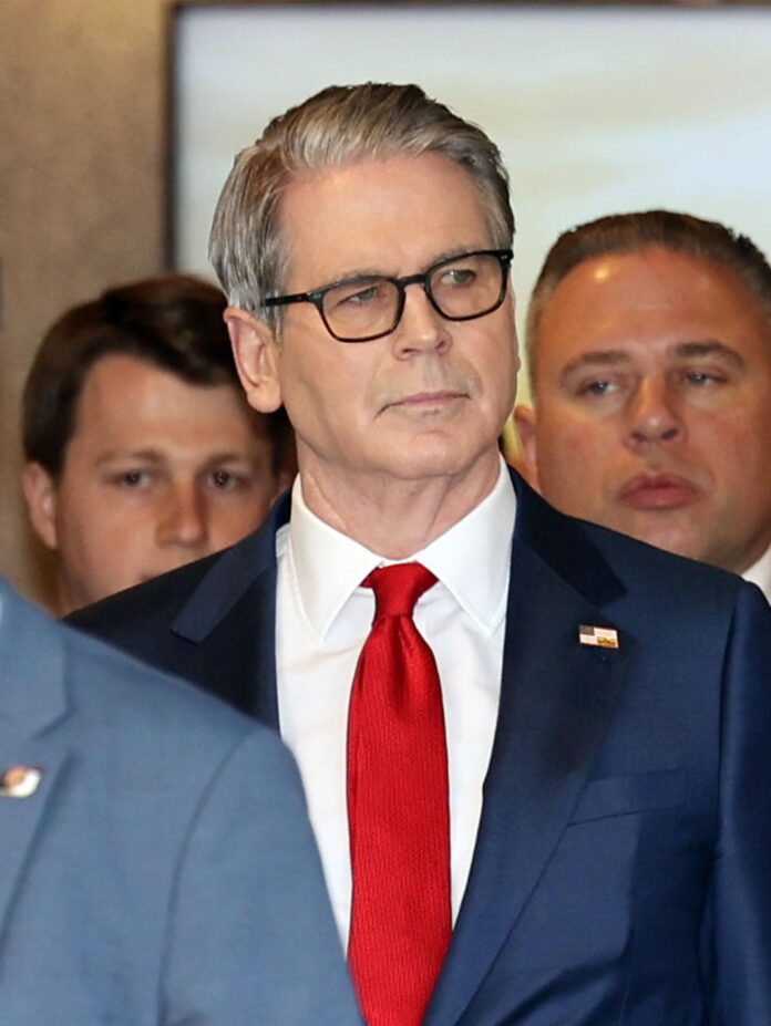El secretario del Tesoro estadounidense, Scott Bessent en Corea del Sur antes de reunirse con el viceprimer ministro chino, He Lifeng, para una serie de consultas económicas que sirven de antesala a la cumbre de los mandatarios de ambos países, Donald Trump y Xi Jinping, prevista para este jueves.
EFE/EPA/YONHAP SOUTH KOREA OUT

