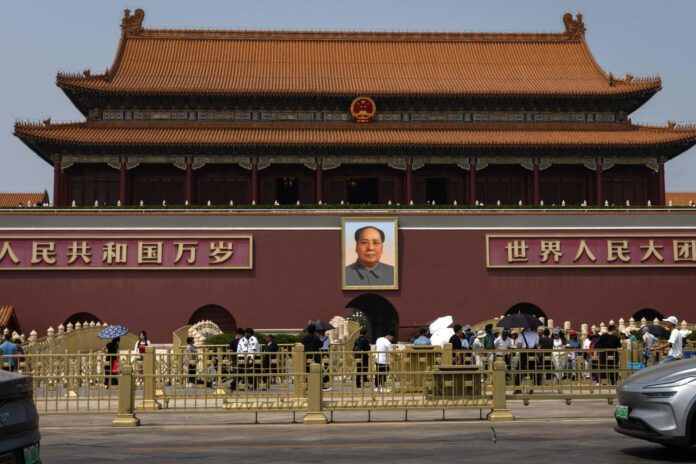 Medidas de seguridad en la Plaza de Tiananmen antes de la llegada del presidente de los Estados Unidos, Donald Trump, a la capital china para reunirse con su homólogo, Xi Jinping.
EFE/EPA/JESSICA LEE
