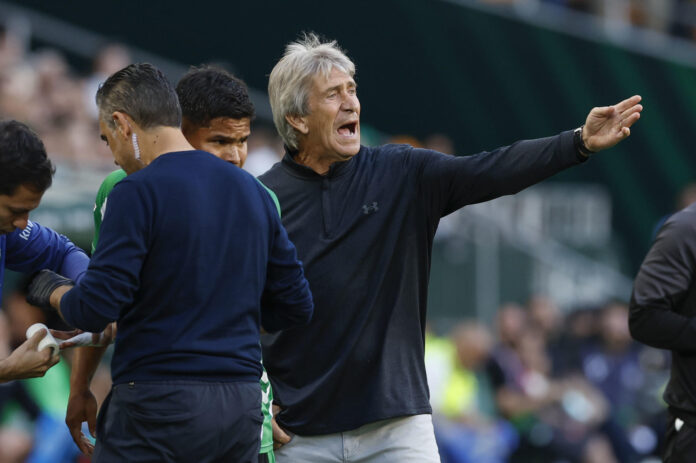 El entrenador del Betis, Manuel Pellegrini, durante el partido de LaLiga de fútbol que Real Betis y Elche CF disputaron este martes en el estadio de La Cartuja. EFE/Julio Muñoz
