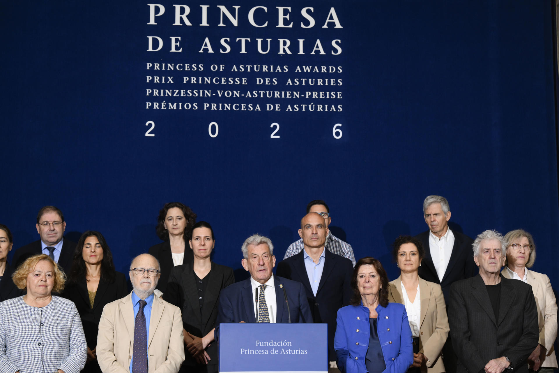 El presidente del jurado del Premio Princesa de Asturias de Investigación Científica y Técnica, Pedro Miguel Echenique (c), anuncia que los químicos británicos David Klenerman y Shankar Balasubramanian y el biofísico francés Pascal Mayer, pioneros de la tecnología de nueva generación para la secuenciación de ADN, que permite llevar a cabo este proceso de forma rápida, precisa, a bajo coste y a gran escala, han sido galardonados este miércoles con el Premio Princesa de Asturias de Investigación Científica y Técnica 2026 en una rueda de prensa celebrada este miércoles en Oviedo. EFE/ Eloy Alonso
